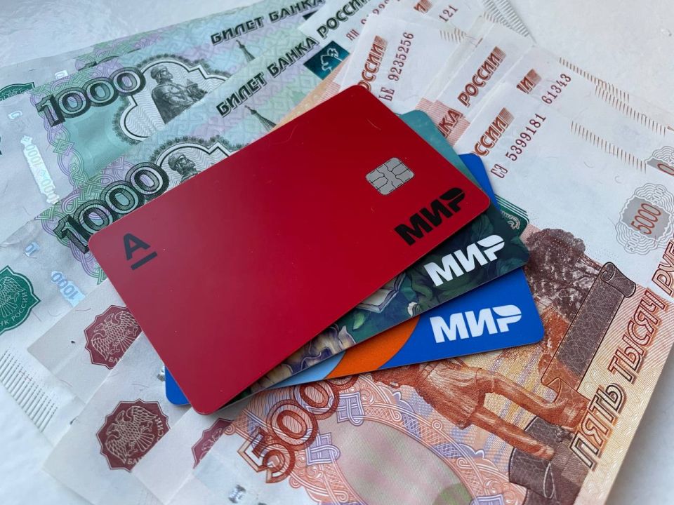 Каждый получит по 10 000 рублей с 19 апреля. Деньги поступят на карту «Мир» и не только