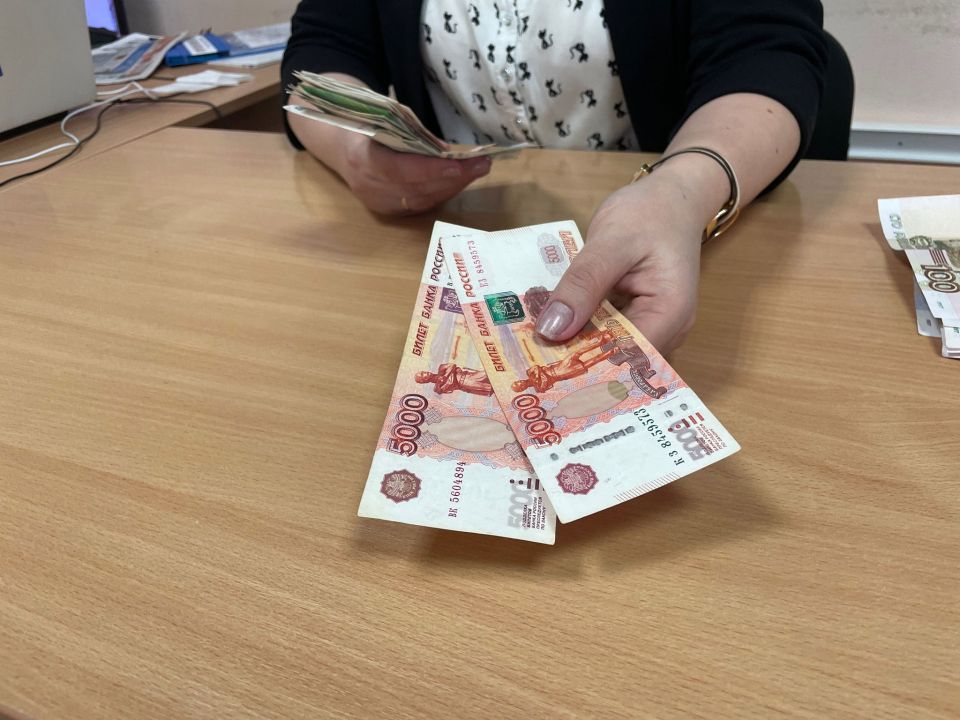 И работающим, и неработающим. Всем, кто получает пенсию, перечислят разовую выплату в мае