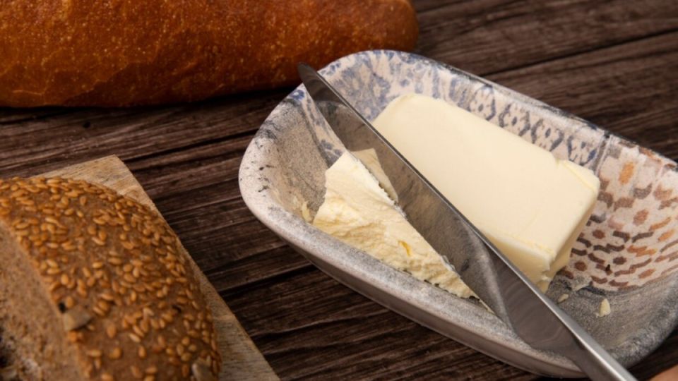 Стала есть сливочное масло — забыла про депрессию: почему этот продукт дает такой эффект