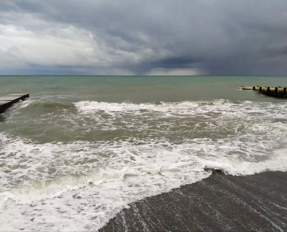 Грязное море, проблемы с водоснабжением, местный менталитет: россиянин рассказал изнанку жизни в Геленджике
