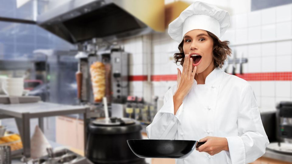 Даже опытные хозяйки не знают этой жуткой правды: вот что незаметно портит сковородки