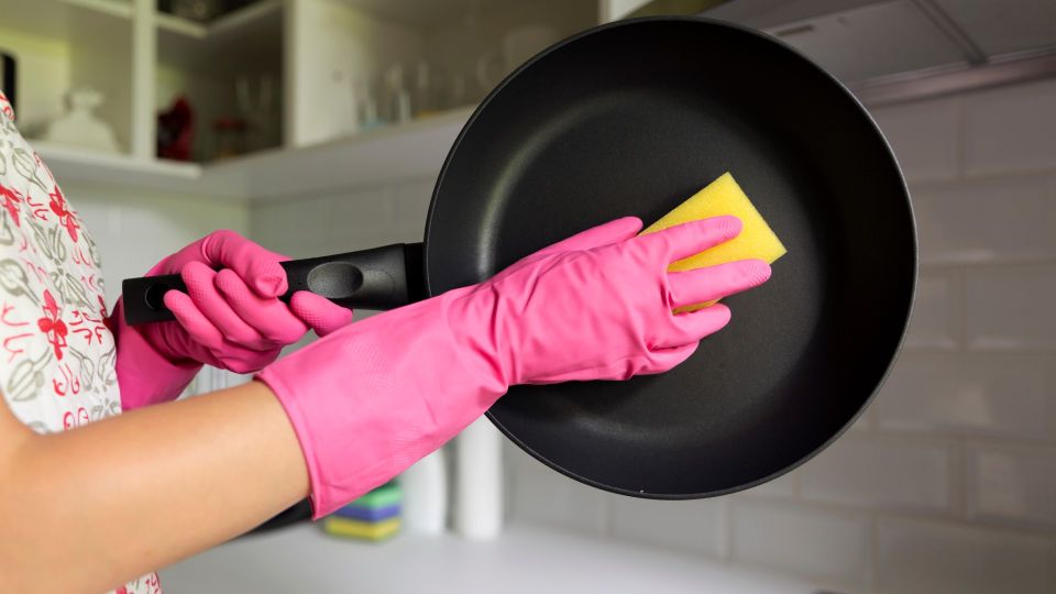 Нагар уйдет со сковороды в два счета: вот как использовать «химию» правильно