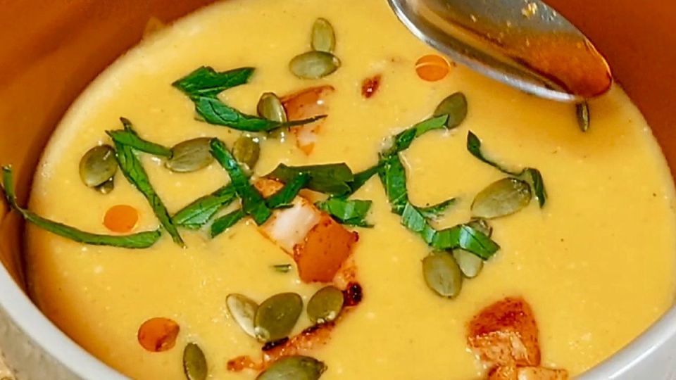 Насыщенный тыквенный крем-суп: простой рецепт для уютного вечера