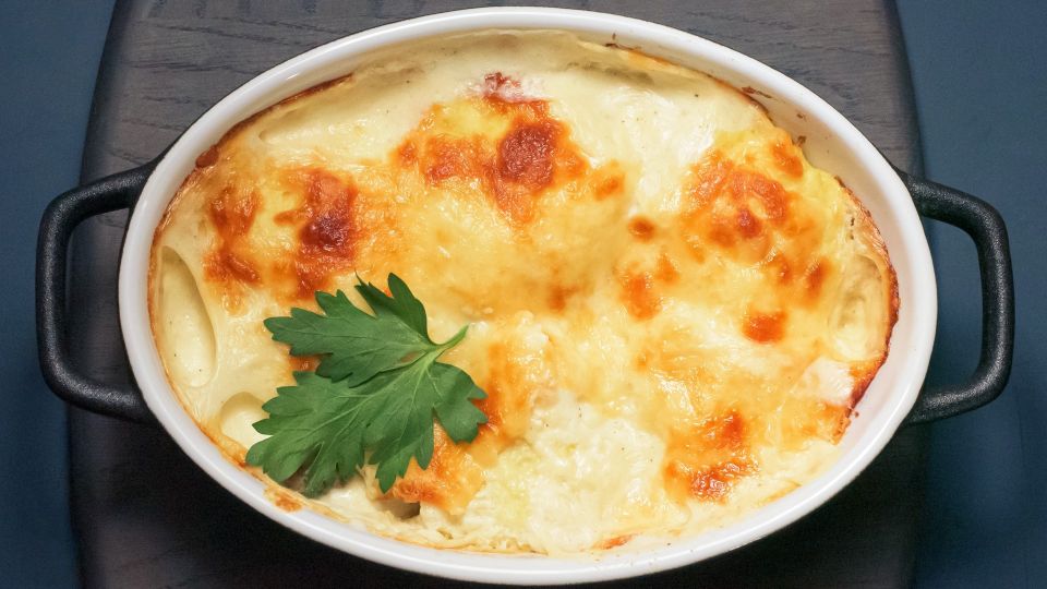 Вчерашний подсохший рис преобразится в этой запеканке: добавьте к нему вот что