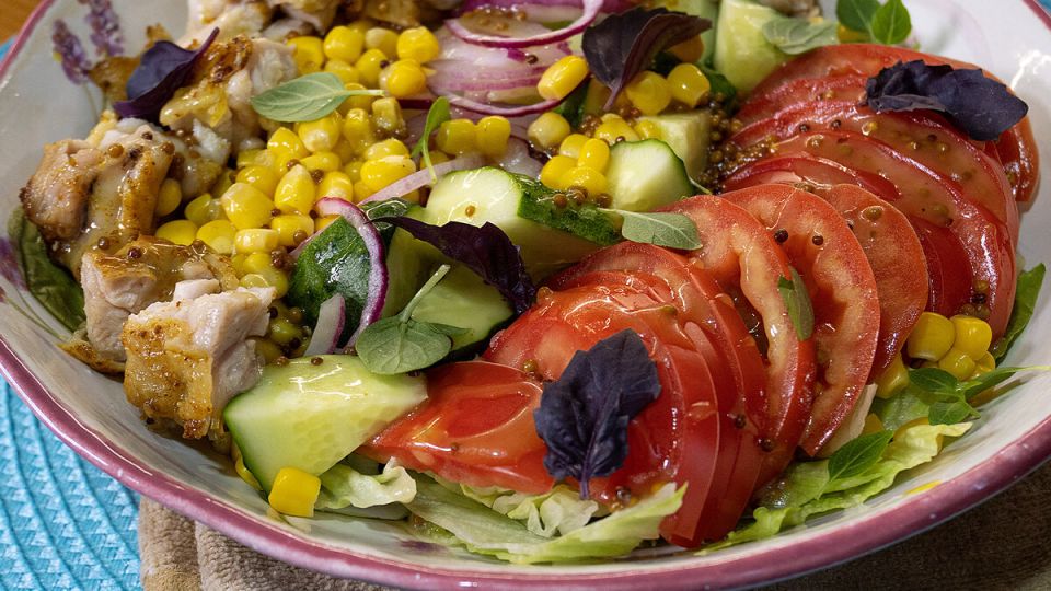 Скоростной салат с курицей и овощами: идеальное решение для послеработы