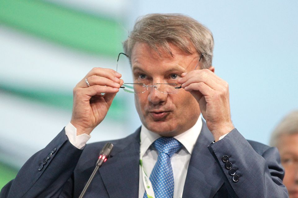 Почему жители страны снова массово переводят деньги из банков?