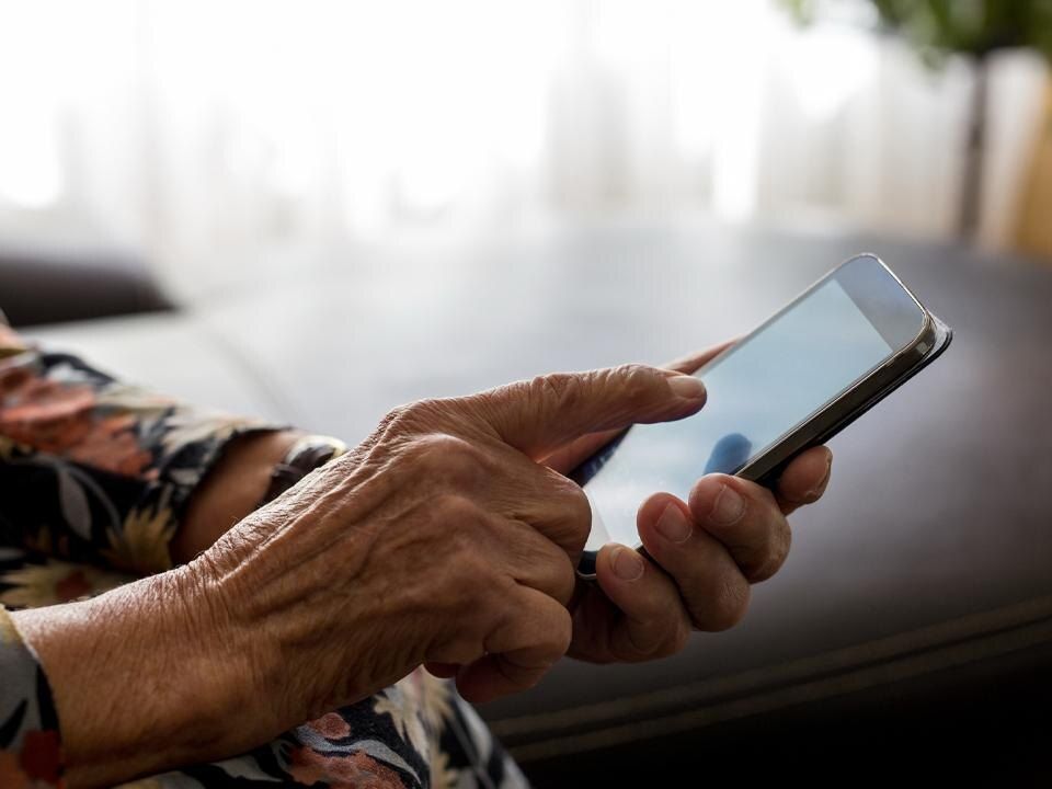 Зачем пенсионерам в России предлагают удаленную работу?