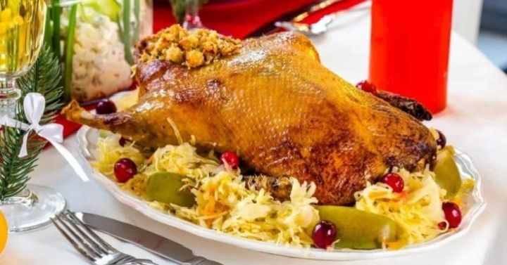 Гусь с яблоками и квашеной капустой: вкусный праздник для всей семьи