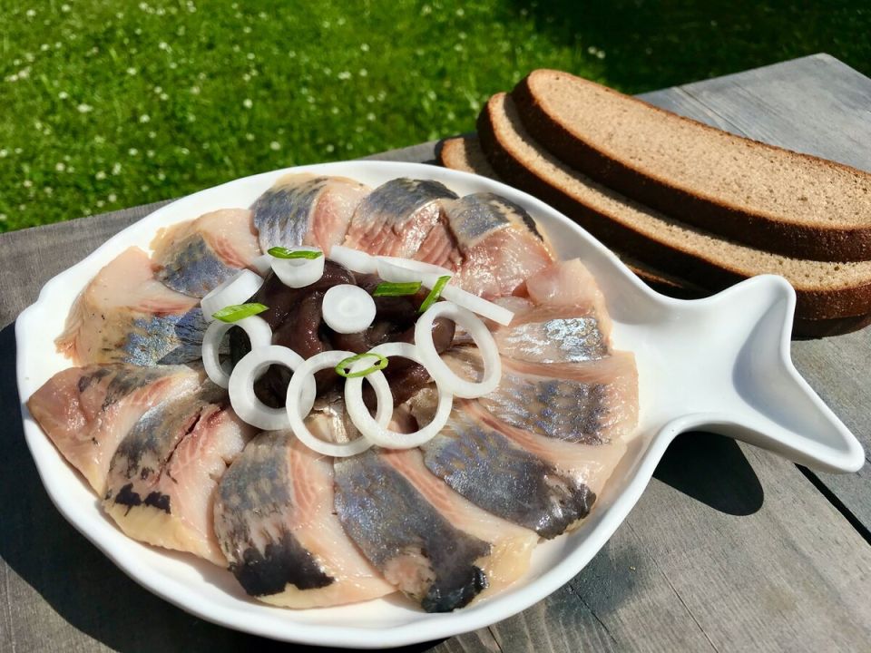 Как аккуратно почистить сельдь и подать её на стол