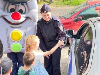 Полицейские также призывали родителей-водителей быть внимательными вблизи детских площадок и при движении вдоль подъездов домов, где из-за припаркованных автомашин легко не заметить велосипедистов или маленьких пешеходов