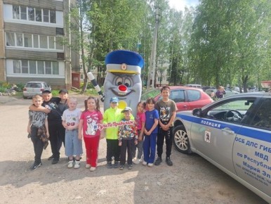 В рамках информационно-пропагандистской кампании #РулиПоПравилам сотрудники Госавтоинспекции приняли участие в Празднике двора