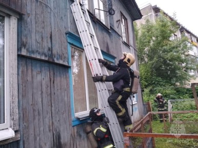 Курение убивает!. 28 июня в 02:53 на пульт диспетчера пожарной поступило сообщение от взволнованной женщины – йошкаролинка заметила клубы дыма, исходящие из окон квартиры на втором этаже дома барачного типа в переулке Лёни...