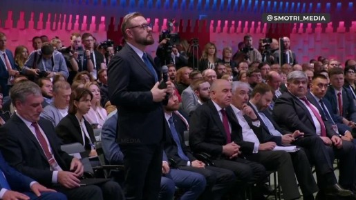 Путин начал общение с залом не по сценарию и обратил внимание на человека, предложившего сэкономить бюджету 5 триллионов рублей
