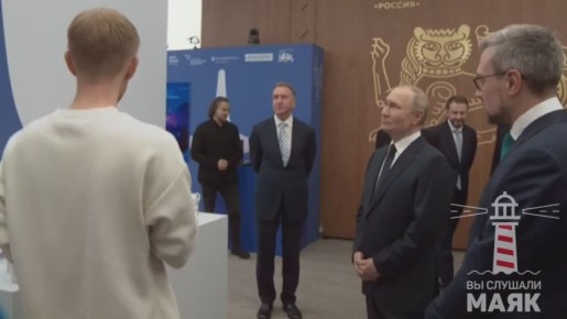 Путину понравился чайник и тарелочка из коллекции «На даче у бабушки»