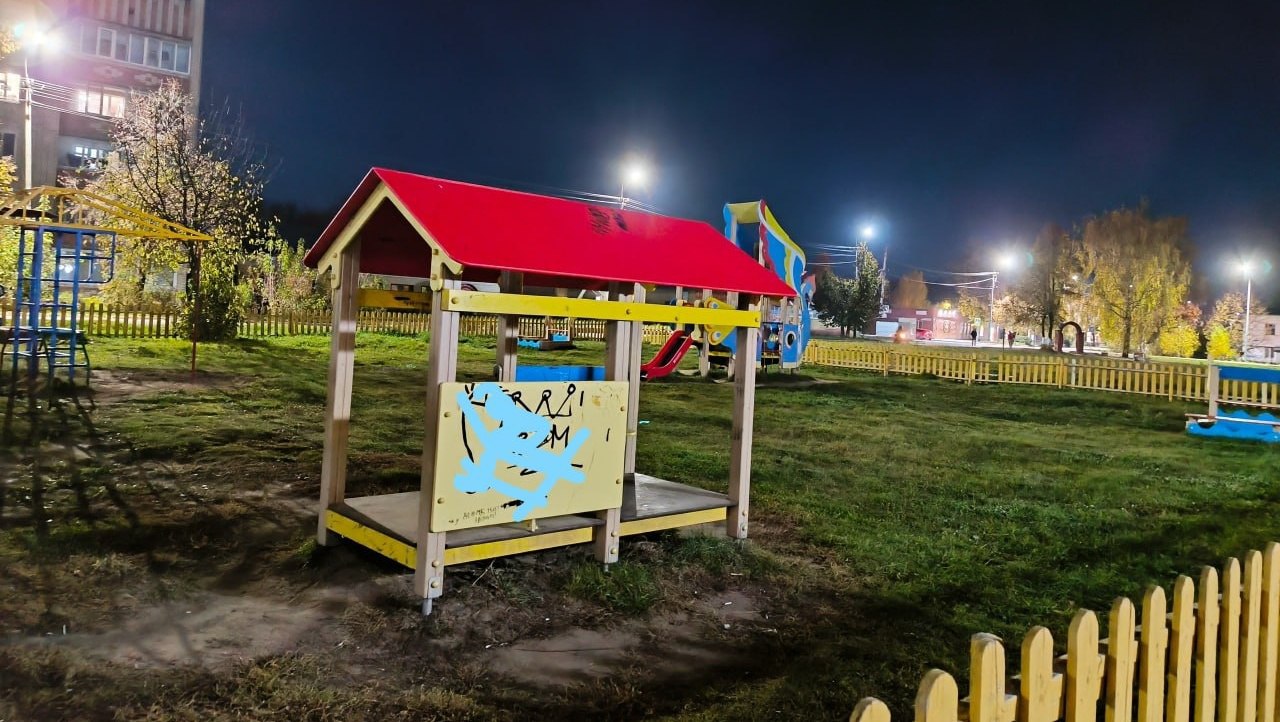 В Новом Торъяле активность жителей избавила детскую площадку от «взрослых картинок»