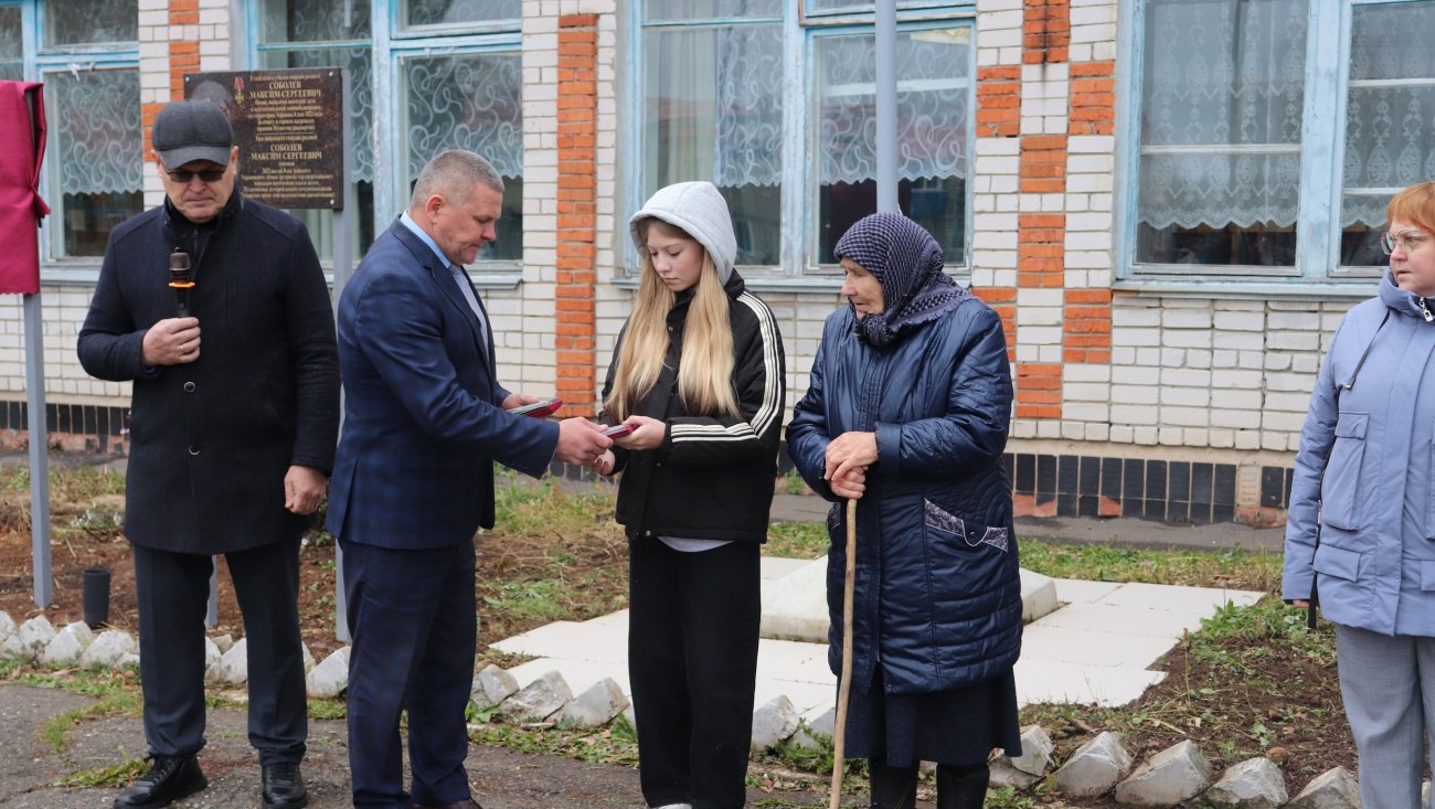 В Оршанском районе открыли мемориальную доску и передали награды родным бойца
