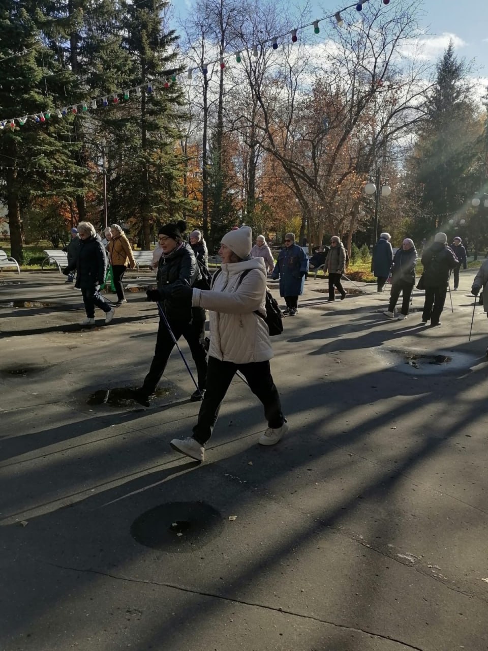 Более 40 йошкаролинцев выбрали активный отдых в формате скандинавской ходьбы Более 40 йошкаролинцев выбрали активный отдых в формате скандинавской ходьбы