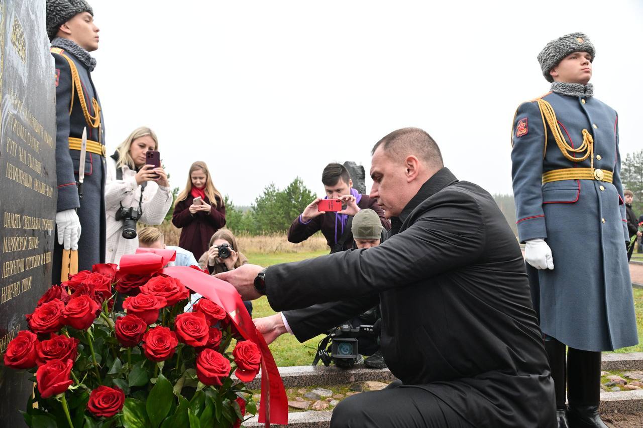 Год назад, 25 октября 2024 года, в знаковом для всей нашей страны месте – на Невском пятачке была открыта стела памяти бойцам, которые были призваны из марийской республики и сложили головы в кровопролитных боях за... Год назад, 25 октября 2024 года, в знаковом для всей нашей страны месте – на Невском пятачке была открыта стела памяти бойцам, которые были призваны из марийской республики и сложили головы в кровопролитных боях за...