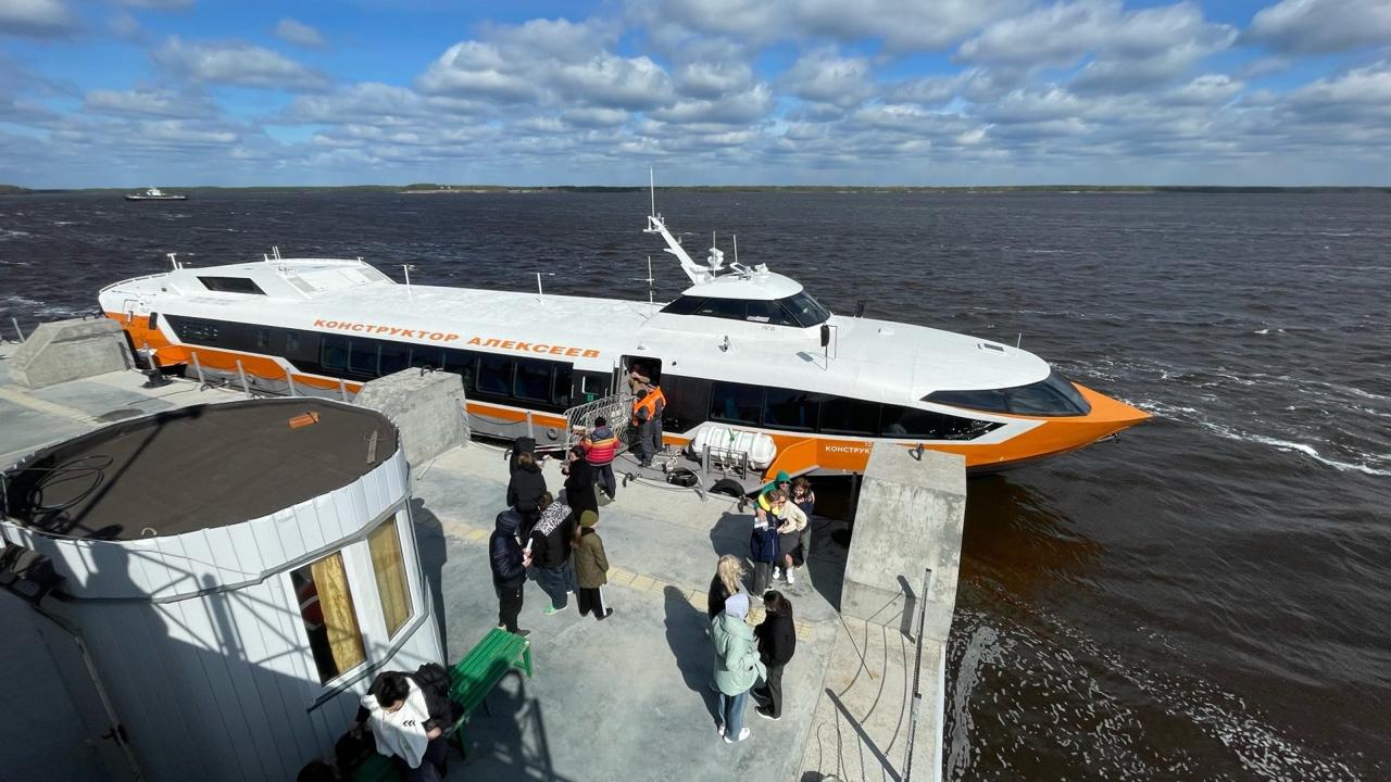За период навигации 2025 года скоростные суда на подводных крыльях компании «Водолет» «Метеор 120Р Конструктор Алексеев» и «Метеор 120Р Капитан Полуэктов» совершили 103 захода к причалу Козьмодемьянска