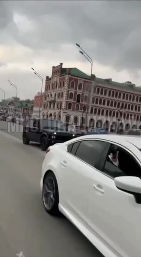 Судя по видеозаписи, опубликованной в телеграмм-канале, участники свадебного кортежа вели себя на улицах Йошкар-Олы вызывающе: кроме стрельбы громко включали музыку и создавали угрозу возникновения ДТП