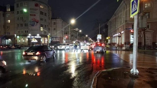 В Йошкар-Оле возрастной пешеход попал под машину, перебегая дорогу на красный свет