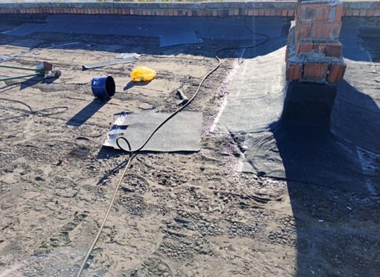 В поселке Куйбышево Марий Эл аварийно-восстановительная бригада завершила укладку первого слоя мягкой кровли на крыше пятиэтажного жилого дома