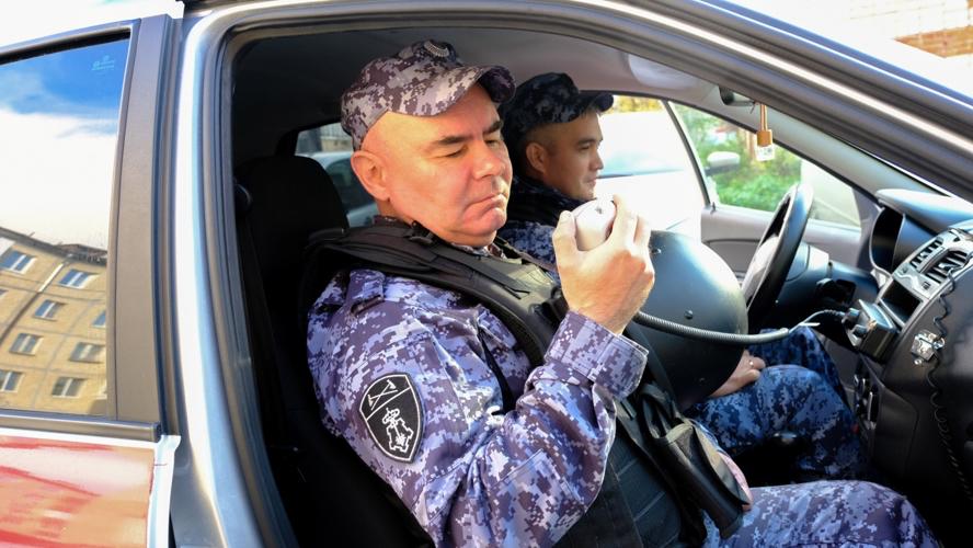 Коллеги из издания ИА «МедиаПоток» попробовали себя в роли сотрудников вневедомственной охраны регионального Управления Росгвардии