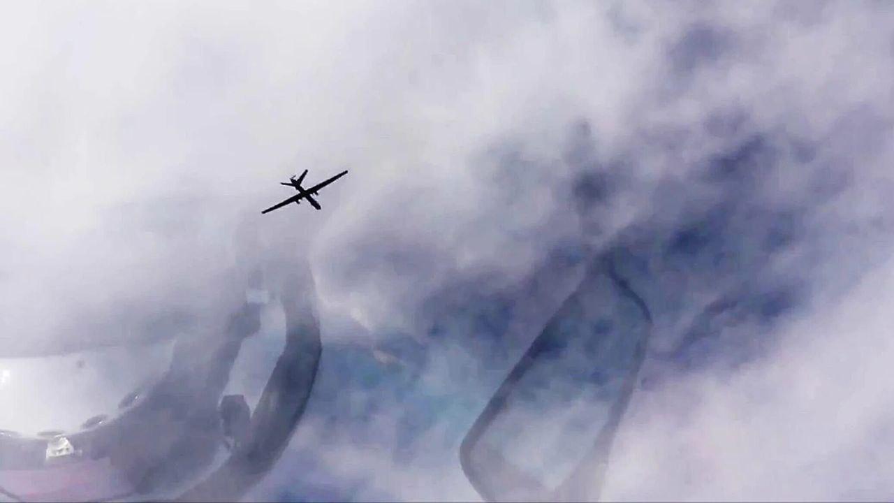 По данным Министерства обороны РФ, минувшей ночью было перехвачено и уничтожено 100 украинских беспилотных летательных аппаратов самолетного типа