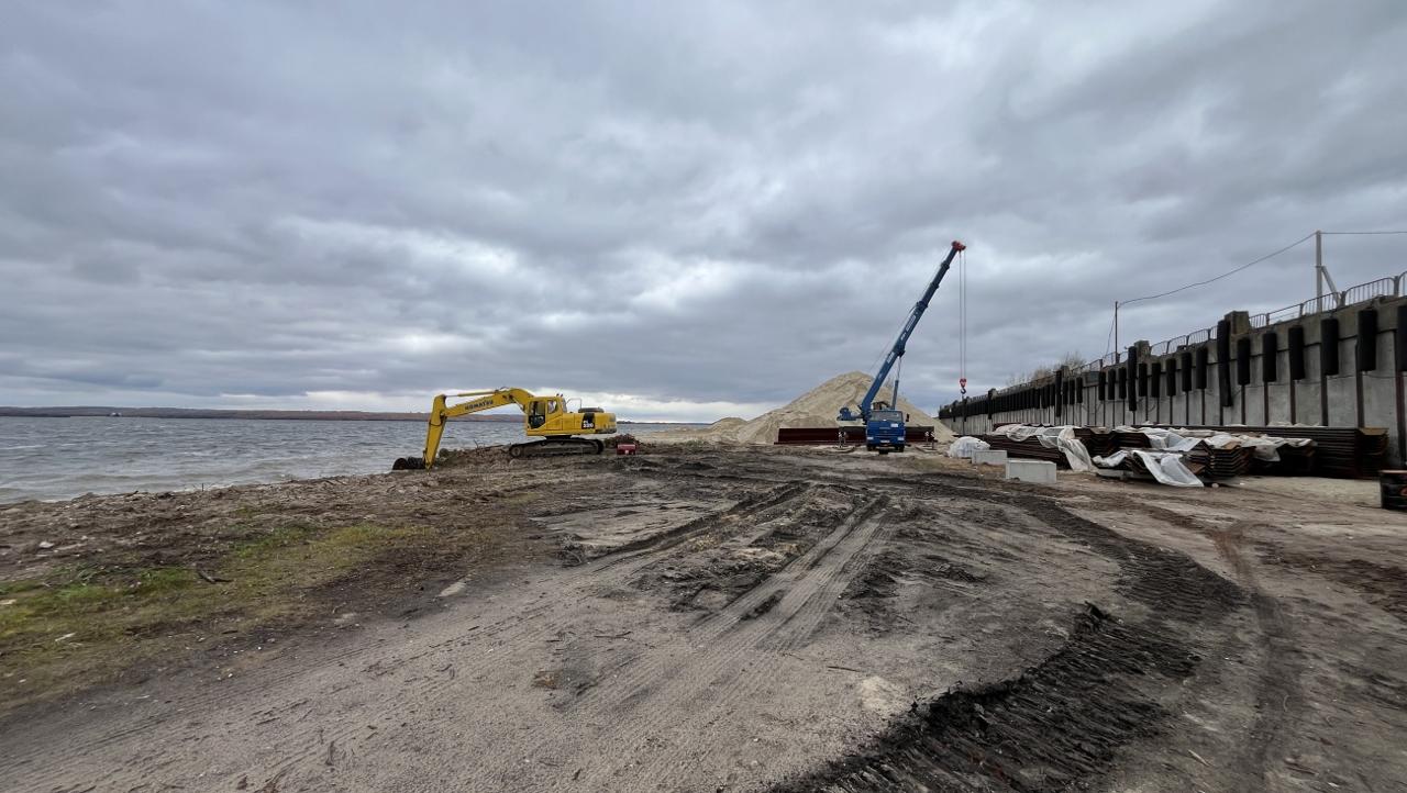 В поселке Юрино начались работы по укреплению береговой линии для строительства причала