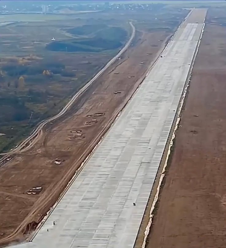 На взлетно-посадочной полосе аэропорта Йошкар-Олы уложено 1,6 километра финишного покрытия из запланированных 2,4 километра На взлетно-посадочной полосе аэропорта Йошкар-Олы уложено 1,6 километра финишного покрытия из запланированных 2,4 километра