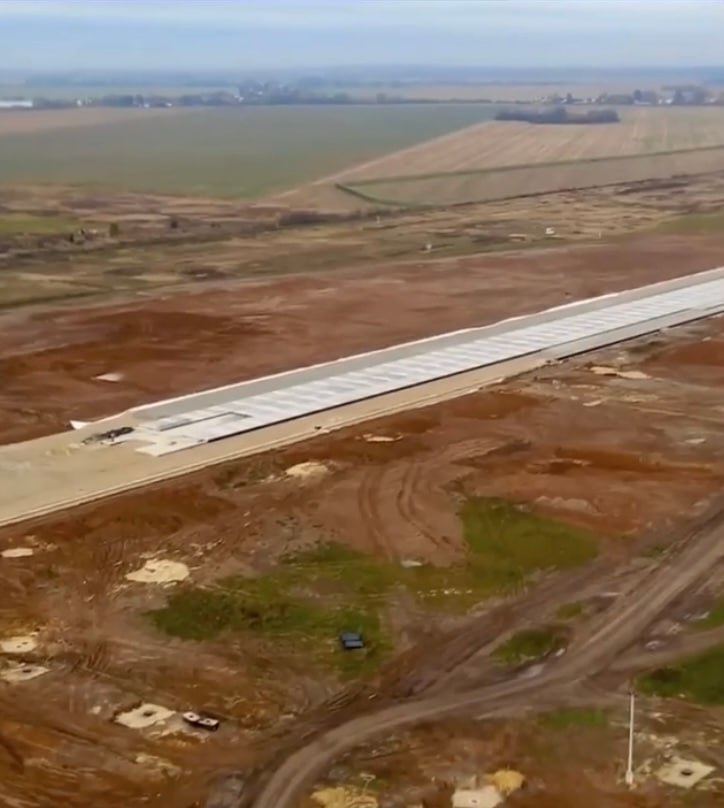 На взлетно-посадочной полосе аэропорта Йошкар-Олы уложено 1,6 километра финишного покрытия из запланированных 2,4 километра