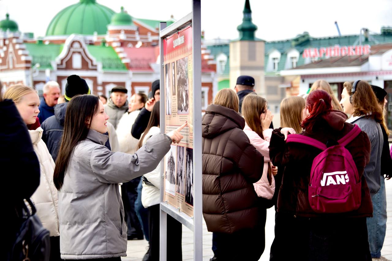 К 105-летию марийской автономии на площади Республики и Пресвятой Девы Марии состоялась презентация историко-документальной выставки под открытым небом "И дольше века длится...", подготовленной Государственным архивом... К 105-летию марийской автономии на площади Республики и Пресвятой Девы Марии состоялась презентация историко-документальной выставки под открытым небом "И дольше века длится...", подготовленной Государственным архивом...