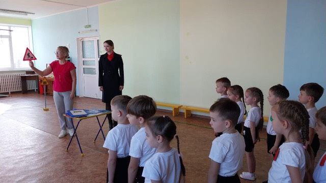 Автоинспекторы проводят мероприятия по разъяснению Правил дорожного движения в детских садах Волжска Автоинспекторы проводят мероприятия по разъяснению Правил дорожного движения в детских садах Волжска