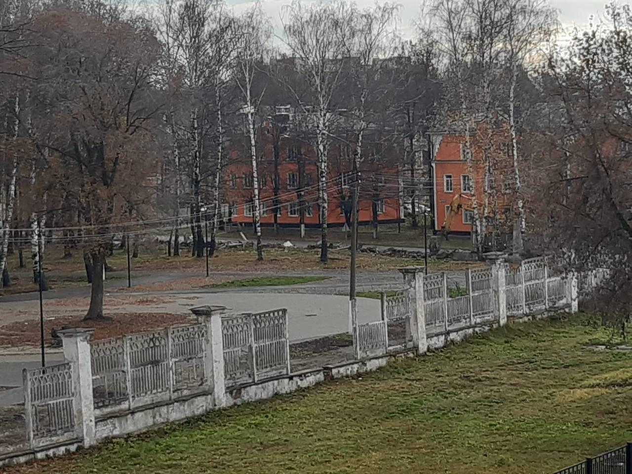 В Волжске демонтируют забор Парка культуры и отдыха, который ненамного младше города В Волжске демонтируют забор Парка культуры и отдыха, который ненамного младше города