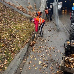 Пока коммунальная техника столицы готовится к зимним морозам, дорожные службы активно работают над не менее важной задачей – обеспечением бесперебойного стока воды
