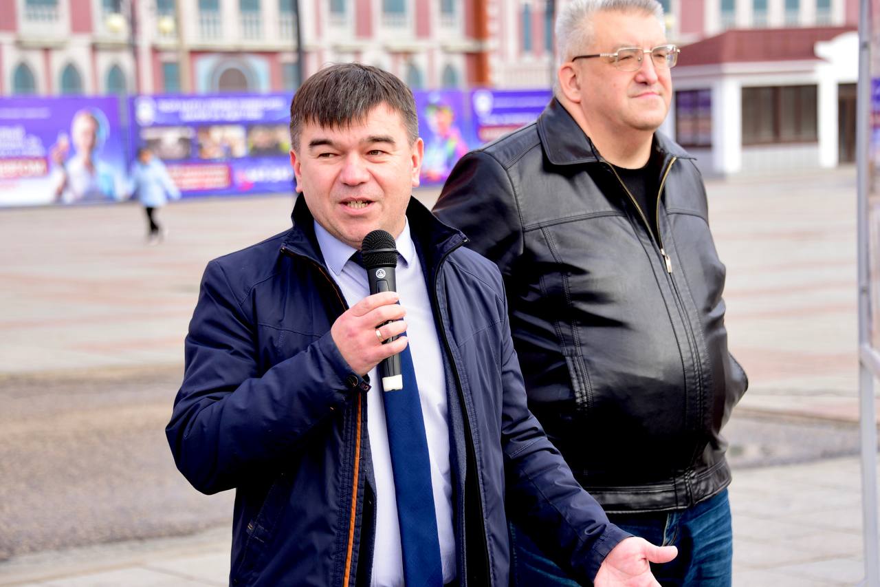 К 105-летию марийской автономии на площади Республики и Пресвятой Девы Марии состоялась презентация историко-документальной выставки под открытым небом "И дольше века длится...", подготовленной Государственным архивом... К 105-летию марийской автономии на площади Республики и Пресвятой Девы Марии состоялась презентация историко-документальной выставки под открытым небом "И дольше века длится...", подготовленной Государственным архивом...