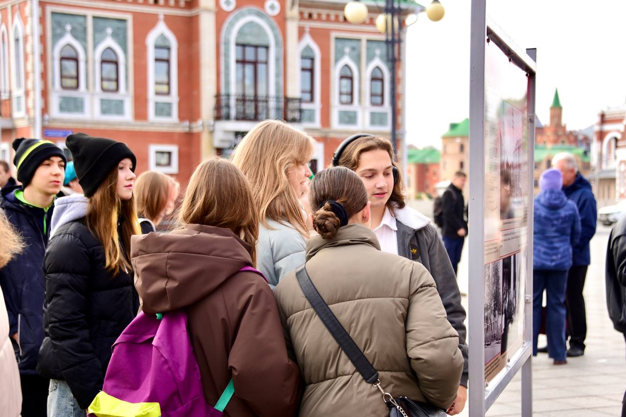 К 105-летию марийской автономии на площади Республики и Пресвятой Девы Марии состоялась презентация историко-документальной выставки под открытым небом "И дольше века длится...", подготовленной Государственным архивом... К 105-летию марийской автономии на площади Республики и Пресвятой Девы Марии состоялась презентация историко-документальной выставки под открытым небом "И дольше века длится...", подготовленной Государственным архивом...