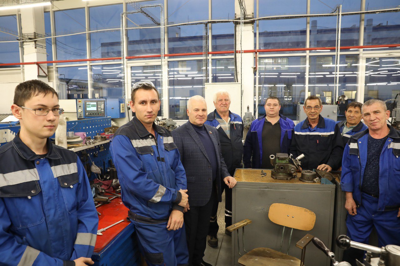 Сенатор, представитель от Госсобрания Марий Эл в Совете Федерации Сергей Мартынов посетил с рабочим визитом одно из крупнейших предприятий республики – Красногорский завод "Электродвигатель" Сенатор, представитель от Госсобрания Марий Эл в Совете Федерации Сергей Мартынов посетил с рабочим визитом одно из крупнейших предприятий республики – Красногорский завод "Электродвигатель"