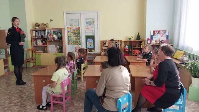 Автоинспекторы проводят мероприятия по разъяснению Правил дорожного движения в детских садах Волжска Автоинспекторы проводят мероприятия по разъяснению Правил дорожного движения в детских садах Волжска