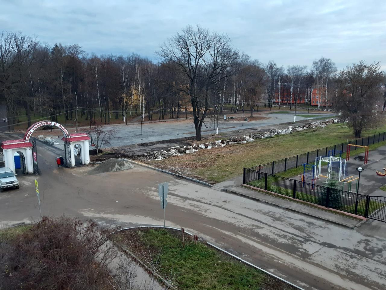 В Волжске демонтируют забор Парка культуры и отдыха, который ненамного младше города