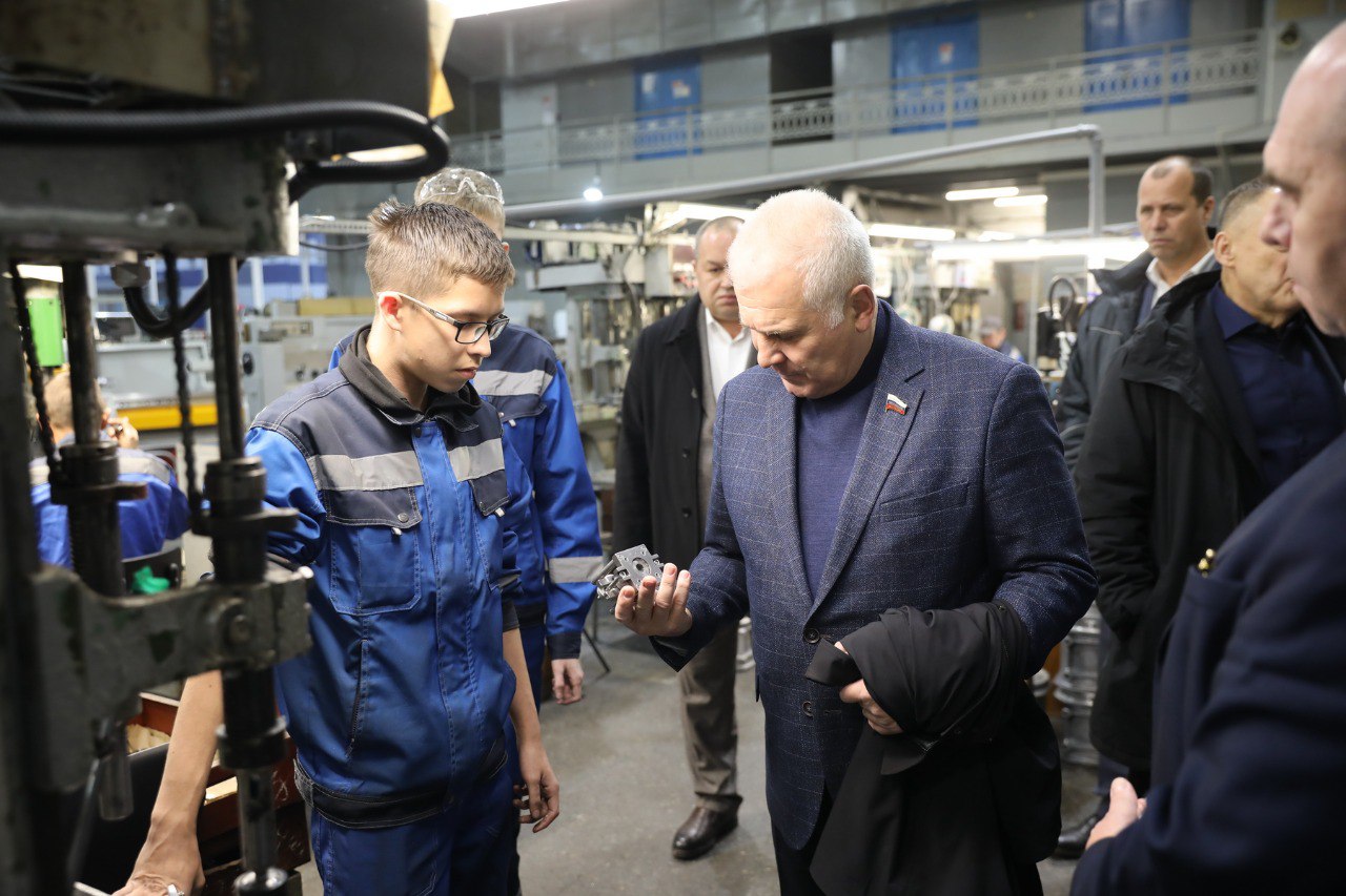 Сенатор, представитель от Госсобрания Марий Эл в Совете Федерации Сергей Мартынов посетил с рабочим визитом одно из крупнейших предприятий республики – Красногорский завод "Электродвигатель" Сенатор, представитель от Госсобрания Марий Эл в Совете Федерации Сергей Мартынов посетил с рабочим визитом одно из крупнейших предприятий республики – Красногорский завод "Электродвигатель"