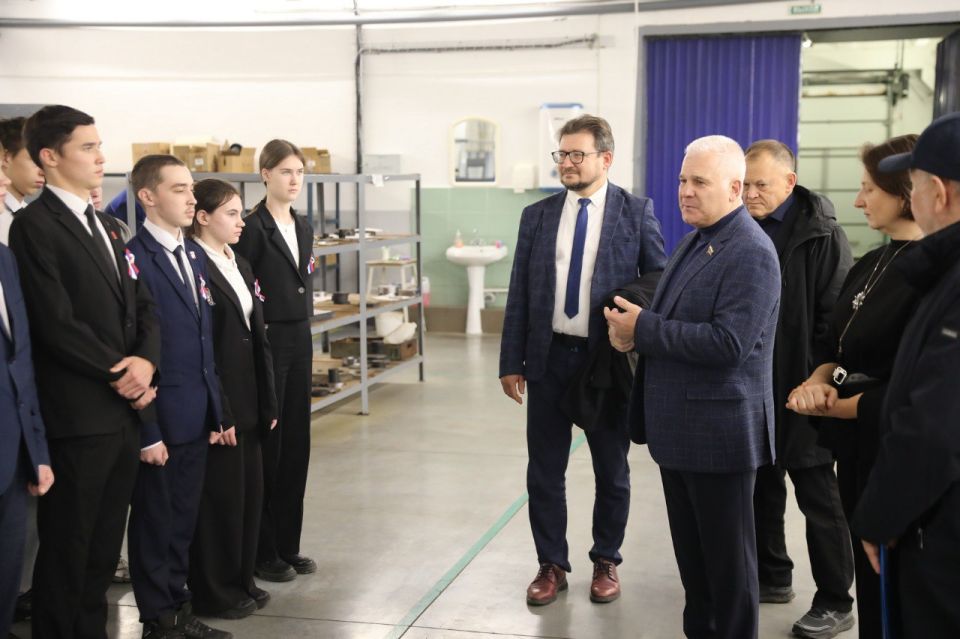 Сенатор, представитель от Госсобрания Марий Эл в Совете Федерации Сергей Мартынов посетил с рабочим визитом одно из крупнейших предприятий республики – Красногорский завод "Электродвигатель"