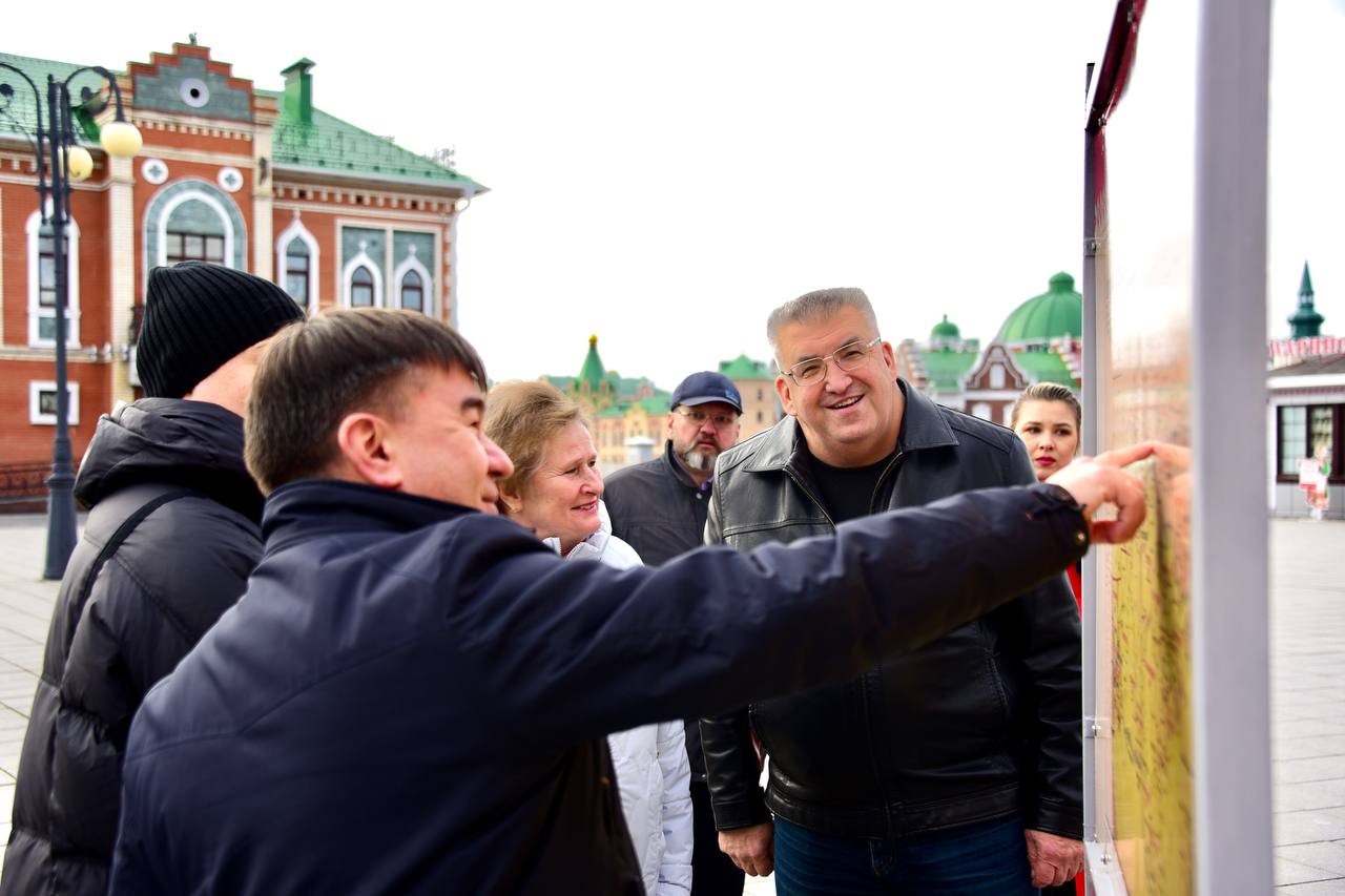 К 105-летию марийской автономии на площади Республики и Пресвятой Девы Марии состоялась презентация историко-документальной выставки под открытым небом "И дольше века длится...", подготовленной Государственным архивом... К 105-летию марийской автономии на площади Республики и Пресвятой Девы Марии состоялась презентация историко-документальной выставки под открытым небом "И дольше века длится...", подготовленной Государственным архивом...