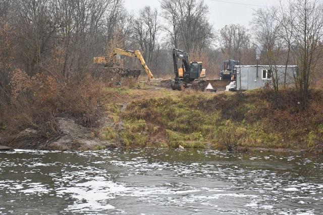 В Марий Эл проверили работы по спрямлению русла реки Малая Кокшага от городской плотины до моста на объездной дороге Йошкар-Олы в рамках федеральной программы 2025–2028 годов