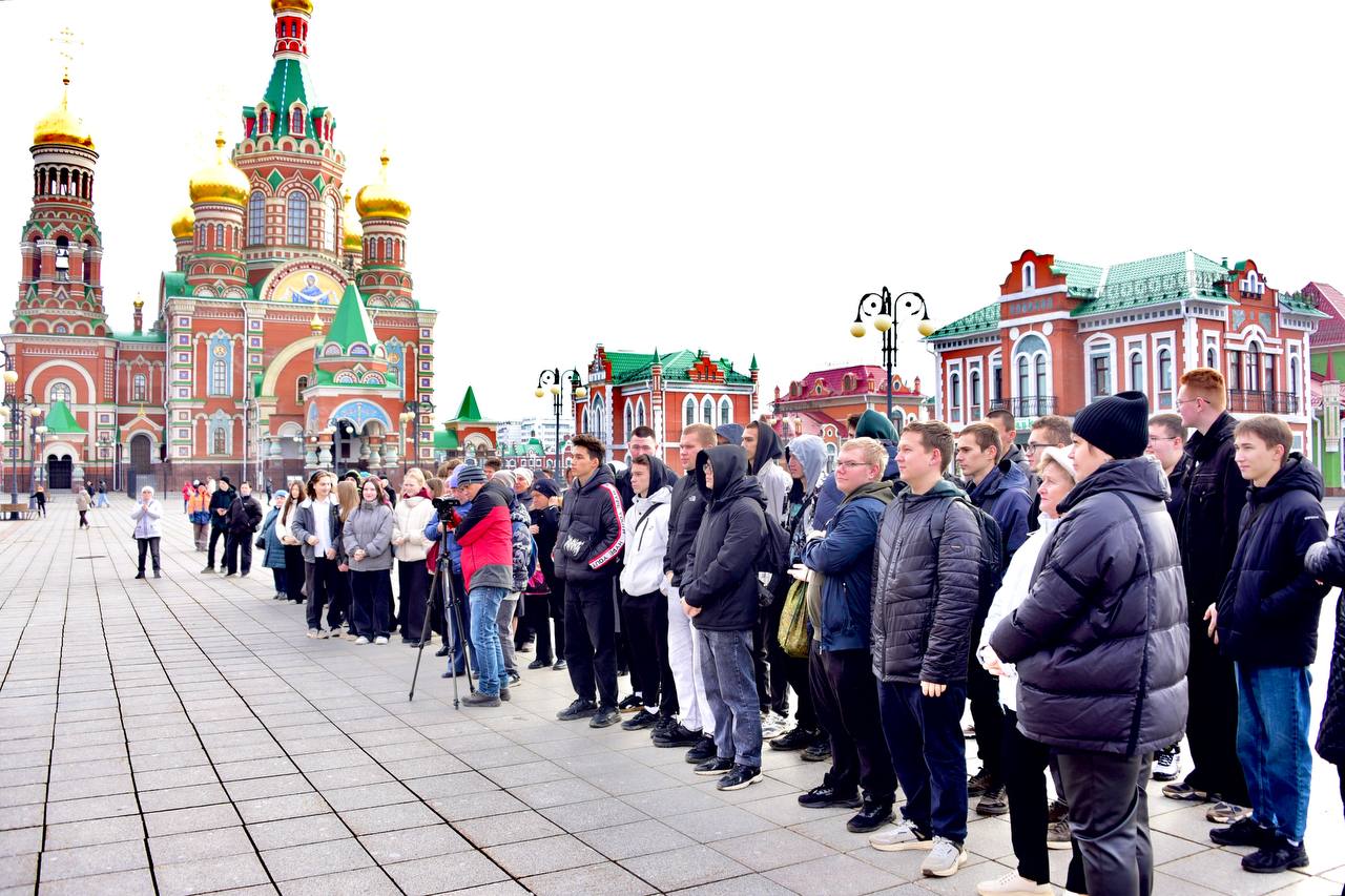 К 105-летию марийской автономии на площади Республики и Пресвятой Девы Марии состоялась презентация историко-документальной выставки под открытым небом "И дольше века длится...", подготовленной Государственным архивом... К 105-летию марийской автономии на площади Республики и Пресвятой Девы Марии состоялась презентация историко-документальной выставки под открытым небом "И дольше века длится...", подготовленной Государственным архивом...