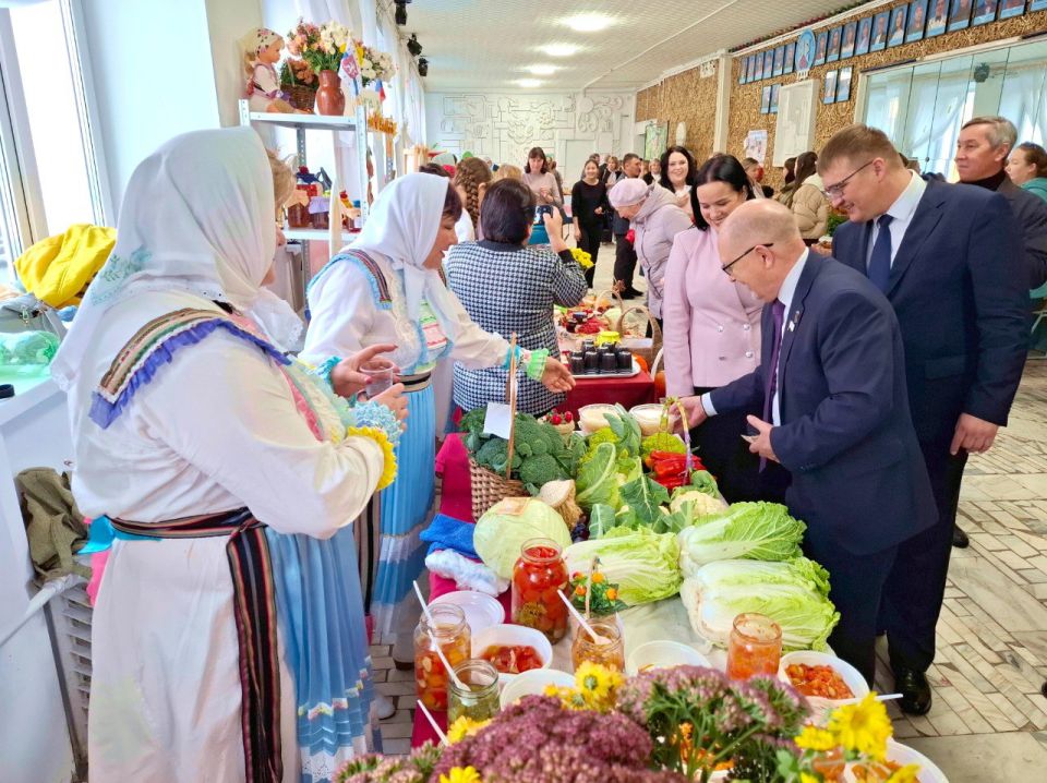 Председатель Госсобрания Михаил Васютин в г. Козьмодемьянске принял участие в торжественном мероприятии, посвященном Дню народного единства, Дню работников сельского хозяйства и Дню Республики Марий Эл