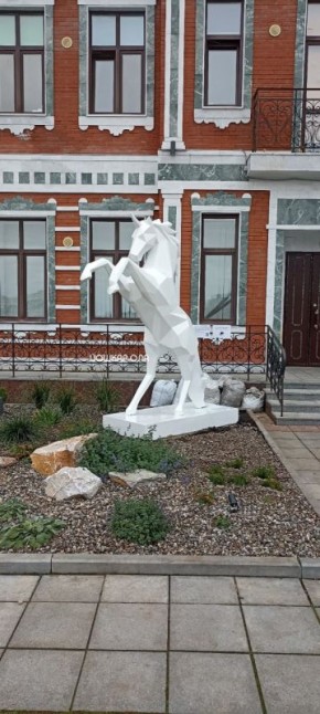 Жители и гости города могут увидеть нового обитателя набережной по улице Эшкинина – единорога