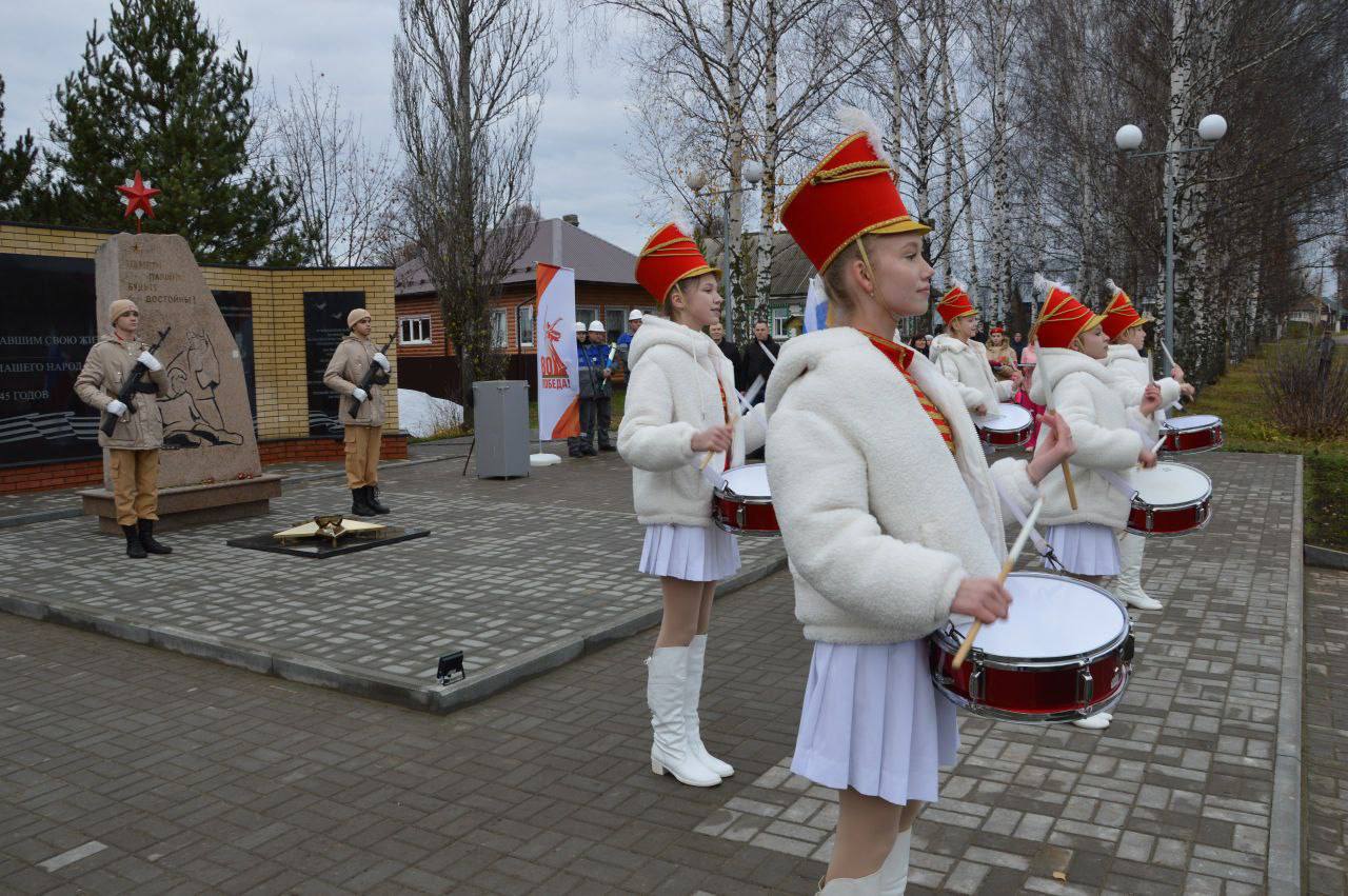 В посёлке Оршанка обновили священное для всех жителей республики место - территорию у обелиска «Скорбящей матери» В посёлке Оршанка обновили священное для всех жителей республики место - территорию у обелиска «Скорбящей матери»