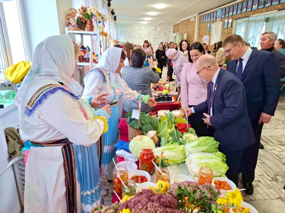 Михаил Васютин, Председатель Государственного Собрания, посетил Козьмодемьянск, встретился с однопартийцами и принял участие в торжественном мероприятии, которое было посвящено Дню народного единства, Дню работников...