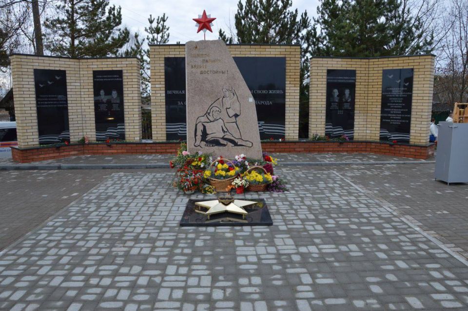 В посёлке Оршанка обновили священное для всех жителей республики место - территорию у обелиска «Скорбящей матери»